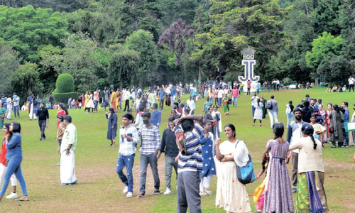ஒரே நாளில் ஊட்டி தாவரவியல் பூங்காவை 16 ஆயிரம் பேர் கண்டு ரசித்தனர்