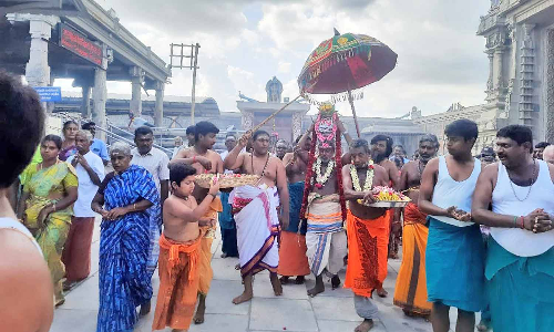 சென்னிமலை முருகன் கோவிலுக்கு தீர்த்தம் எடுத்து வந்த பக்தர்கள்