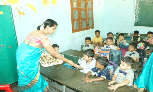 கோடை விடுமுறைக்கு பிறகு பள்ளிக்கு உற்சாகமாக வந்த மாணவ-மாணவிகள்