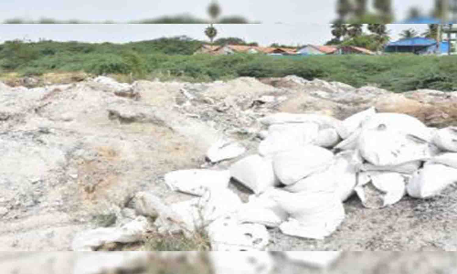 மலை போல் குவிந்து கிடக்கும் சாய ஆலை சாம்பல்
