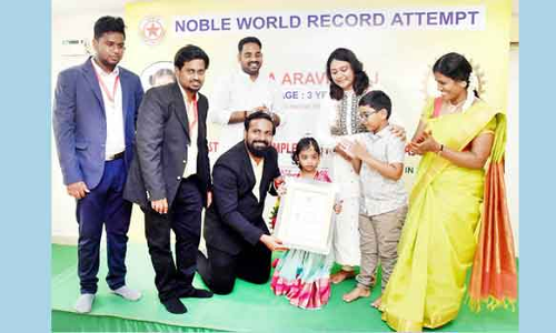 உலக சாதனை புரிந்த விருதுநகர் கலெக்டரின் குழந்தைக்கு பாராட்டு