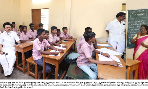 அரசு பள்ளியில் ஆசிரியை பாடம் எடுப்பதை வகுப்பறையில் மாணவர்களுடன் அமர்ந்து கவனித்த முதல்-அமைச்சர்