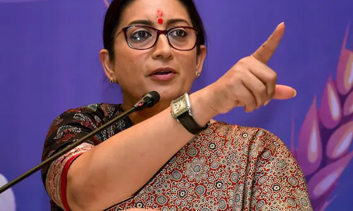 ரூ.2000 கோடி குடும்ப சொத்துக்களை பாதுகாக்கவே போராட்டம்- மந்திரி ஸ்மிருதி இரானி கருத்து