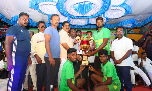 கைப்பந்து போட்டில் வெற்றி பெற்றவர்களுக்கு பரிசு -  நமச்சிவாயம் வழங்கினார்