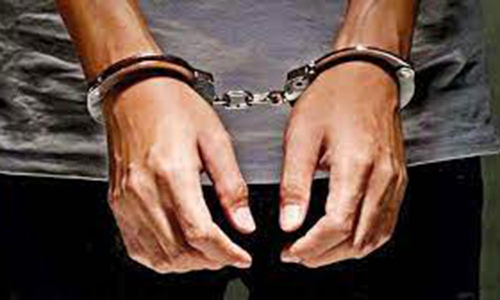 தொழிலாளியை வெட்டிய வாலிபர் கைது