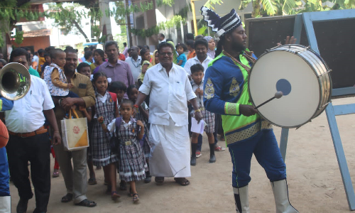 விழுப்புரத்தில் பள்ளிக்கு வந்த மாணவ-மாணவிகளை மேள தாளத்துடன் வரவேற்ற பள்ளி நிர்வாகம்