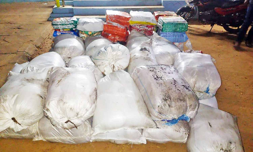 காரில் கடத்தி வந்த சாராய மூட்டைகள் பறிமுதல் - 2 பேருக்கு வலைவீச்சு