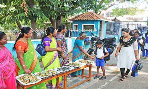 நெல்லை, தென்காசி, தூத்துக்குடி மாவட்டங்களில்  பள்ளிகளுக்கு ஆர்வமுடன்  சென்ற மாணவ-மாணவிகள்