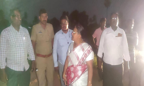 மண் கடத்திய பொக்லைன் எந்திரம், லாரி பறிமுதல்