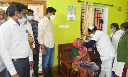 ஊட்டியில் வீடு, வீடாக சென்று கொரோனா தடுப்பூசி செலுத்தும் பணி