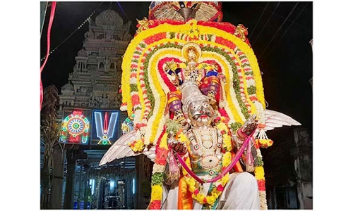 மதனகோபால சுவாமி வெள்ளி கருட வாகனத்தில் வீதியுலா