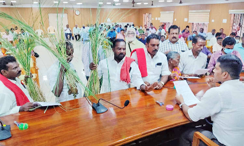 கோரைப்புற்களுடன் கலெக்டரிடம் மனு கொடுத்த வந்த விவசாயிகள்