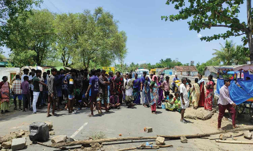 வந்தவாசியில் ஏரியில் மீன் பிடிப்பதை தடுத்ததை கண்டித்து சாலை மறியல்