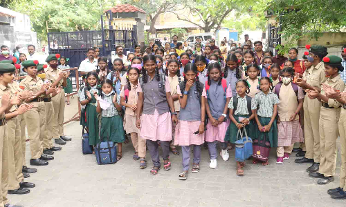 பள்ளிகளுக்கு உற்சாகமாக வந்த மாணவ- மாணவிகள்