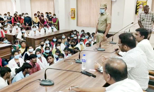 ஆபாசமாக பேசிய புகாரில் கல்லூரி தாளாளர் கைது: நர்சிங் மாணவிகளிடம் கலெக்டர் நேரில் விசாரணை