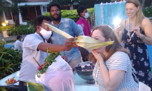 பனைஓலை பட்டையில் பதநீர் குடித்த வெளிநாட்டு சுற்றுலா பயணி