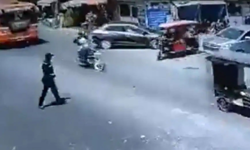 ஆட்டோவில் இருந்து தவறி சாலையில் விழுந்த குழந்தையை மீட்ட காவலர்- பரபரப்பு வீடியோ