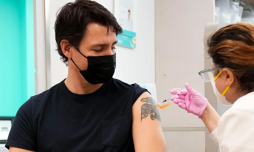 கனடா பிரதமருக்கு கொரோனா- தடுப்பூசி போட்டிருப்பதால் நன்றாக இருப்பதாக தகவல்