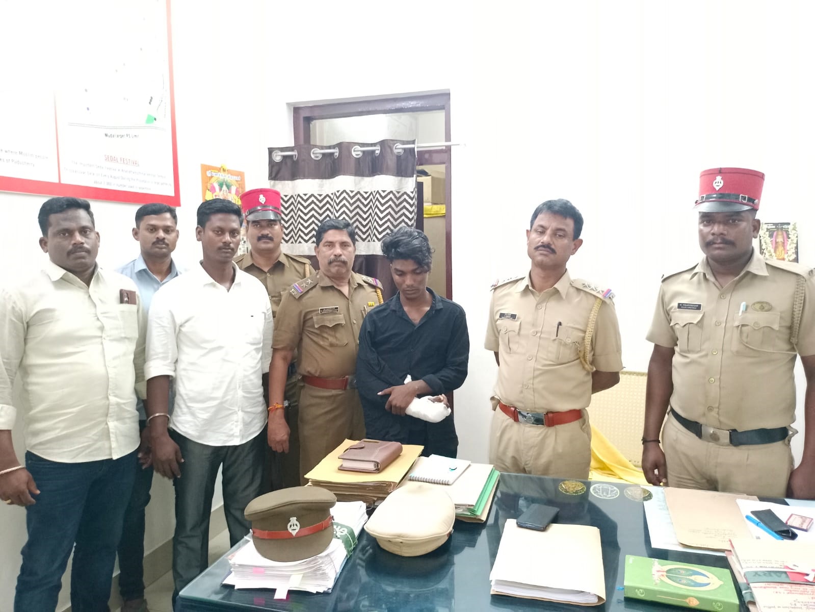 கஞ்சா விற்ற வாலிபர் கைது கஞ்சா விற்ற வாலிபர் கைது