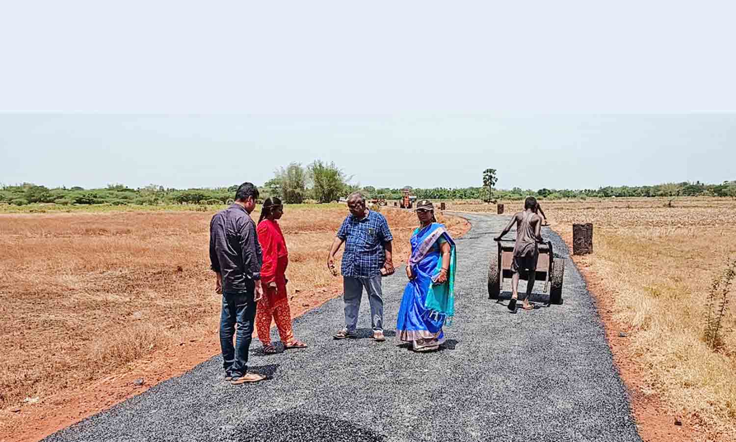சாலை அமைக்கும் பணிகள் - அதிகாரிகள் ஆய்வு சாலை அமைக்கும் பணிகள் - அதிகாரிகள் ஆய்வு