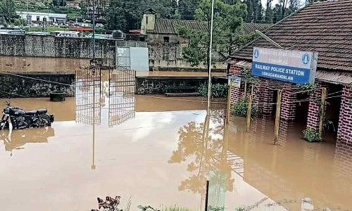 2 மணி நேரம் கொட்டி தீர்த்த மழை- ஊட்டி மார்க்கெட், போலீஸ் நிலையத்திற்குள் வெள்ளம் புகுந்தது