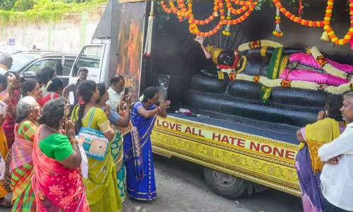 பள்ளி கொண்ட பெருமாள் சிலையுடன், தஞ்சை பெரியகோவிலுக்கு வந்த ரதம்