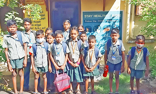 பள்ளிக்கு செல்லாமல் தவித்த மாணவர்கள் கிராமத்துக்கு வாகன வசதி ஏற்படுத்திய கலெக்டருக்கு பாராட்டு