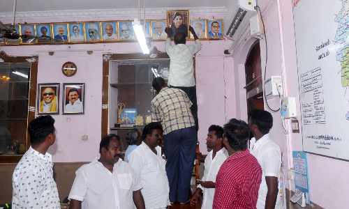 திருவண்ணாமலை தாலுகா அலுவலகத்தில் ஜெயலலிதா, எடப்பாடி பழனிசாமி புகைப்படங்கள் அகற்றம்