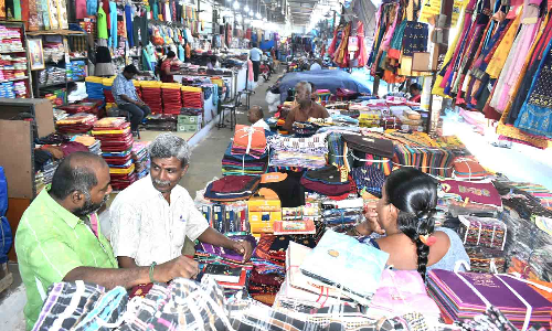 ஈரோடு ஜவுளி சந்தையில் பள்ளி சீருடைகள் விற்பனை விறுவிறுப்பு