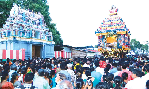 திருப்பூர் வீரராகவபெருமாள் கோவில் தேரோட்டம் -  திரளான பக்தர்கள் வடம் பிடித்து இழுத்தனர்