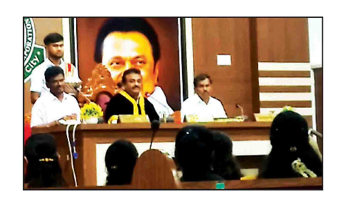 ஓசூர் மாநகராட்சி அவசர கூட்டம்:  அனைத்து வார்டு பகுதிகளிலும்   திட்டப் பணிகள் நிறைவேற்றப்படும்- மேயர் சத்யா பதில்