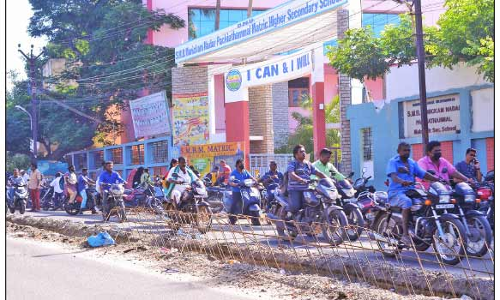 திண்டுக்கல் ஜி.டி.என். சாலையில் மாதக்கணக்கில் நடக்கும் சாலை பணியால் மாணவர்கள் தவிப்பு