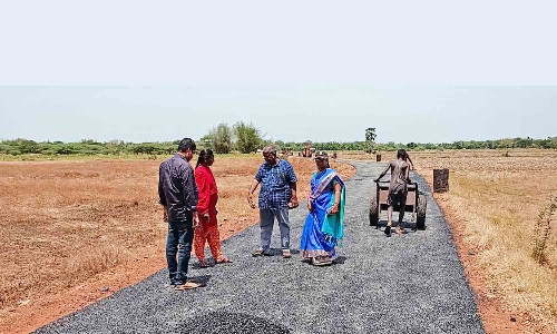 சாலை அமைக்கும் பணிகள் - அதிகாரிகள் ஆய்வு
