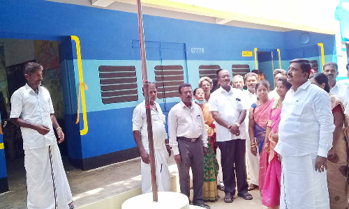 அரசு பள்ளி மாணவர்களுக்கு பாடநூல், பரிசு பொருட்கள் வழங்கிய எம்.எல்.ஏ