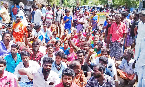 சாலை வசதி வேண்டி கிராம மக்கள் சாலை மறியல்