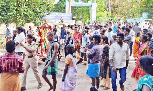 கோவில் திருவிழாவில் இரு தரப்பினரிடையே மோதல்