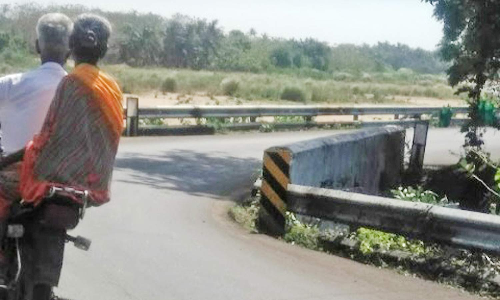 பாலத்தை அகலப்படுத்த வாகன ஓட்டிகள் கோரிக்கை