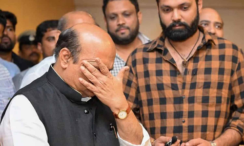 படம் பார்த்து அழுத முதல்-மந்திரி.. வைரலாகும் புகைப்படம்