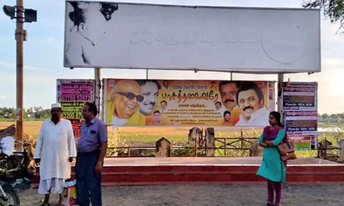 நெல்லை டவுனில் இருக்கைகள் இல்லாத நயினார்குளம் பஸ் நிறுத்தம்