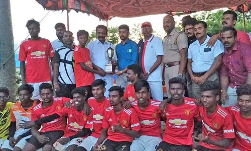 மாவட்ட அளவிலான கால்பந்து போட்டி-ரெட்டியார்பட்டி அணி கோப்பையை  வென்றது