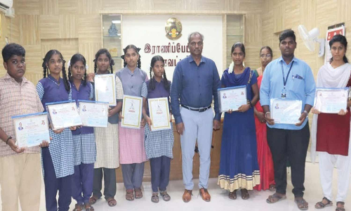 ராணிப்பேட்டை கலெக்டர் அலுவலகத்தில் திருக்குறள் முற்றோதல் போட்டிகளில் வெற்றி பெற்ற மாணவர்களுக்கு பரிசு