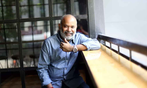 ஐக்கிய அமீரகத்தின் கெளரவம் பெற்ற வெங்கட் பிரபு.. வைரலாகும் புகைப்படம்