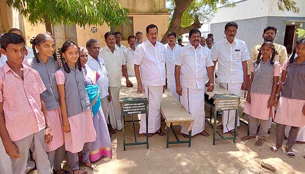 அரசு பள்ளிகளுக்கு ரூ.39 லட்சத்தில் மேஜைகள் - எம்.எல்.ஏ.வழங்கினார் அரசு பள்ளிகளுக்கு ரூ.39 லட்சத்தில் மேஜைகள் - எம்.எல்.ஏ.வழங்கினார்