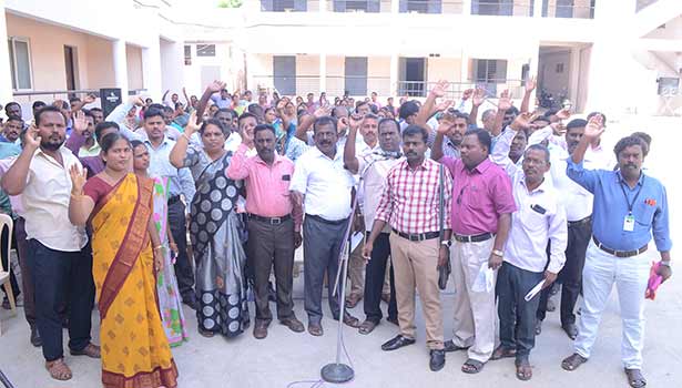 திண்டுக்கல்லில் முதுநிலை பட்டதாரி ஆசிரியர்கள் ஆர்ப்பாட்டம் திண்டுக்கல்லில் முதுநிலை பட்டதாரி ஆசிரியர்கள் ஆர்ப்பாட்டம்