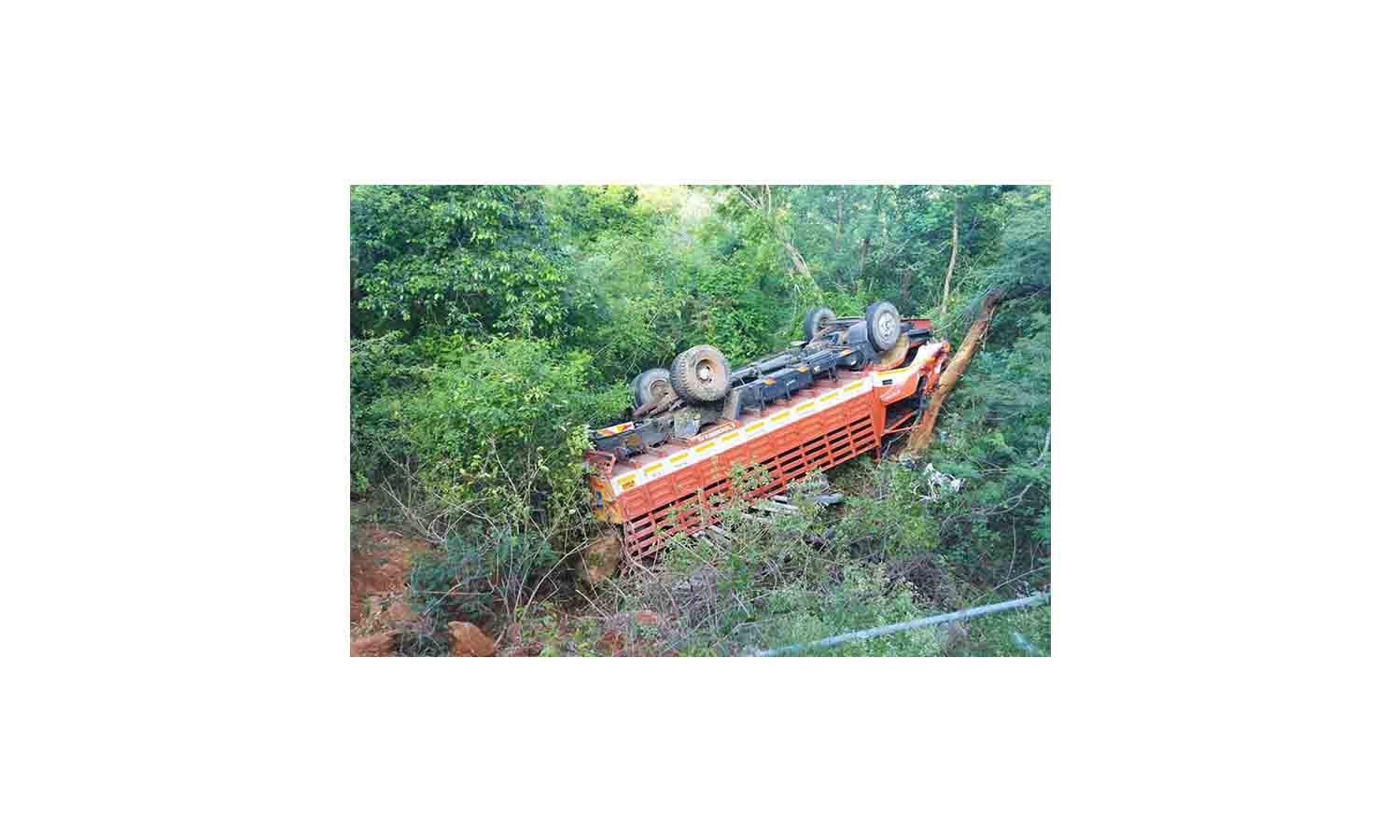 ஏக்கல்நத்தம் மலைப்பாதையில் லாரி கவிழ்ந்து விபத்து: மருத்துவமனையில் 7 பேருக்கு சிகிச்சை ஏக்கல்நத்தம் மலைப்பாதையில் லாரி கவிழ்ந்து விபத்து: மருத்துவமனையில் 7 பேருக்கு சிகிச்சை