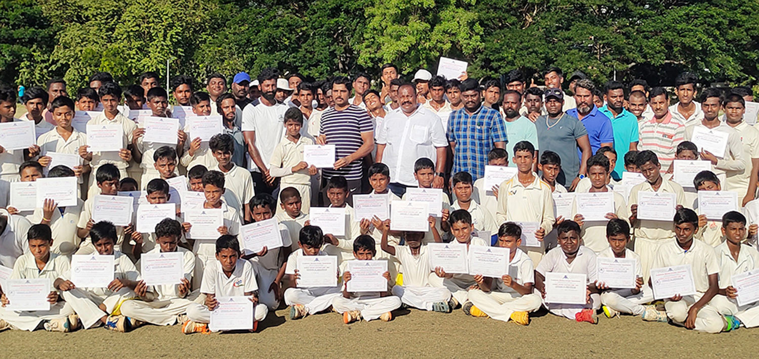 கடலூரில் கிரிக்கெட் பயிற்சி பெற்ற 120 வீரர்களுக்கு சான்றிதழ் கடலூரில் கிரிக்கெட் பயிற்சி பெற்ற 120 வீரர்களுக்கு சான்றிதழ்