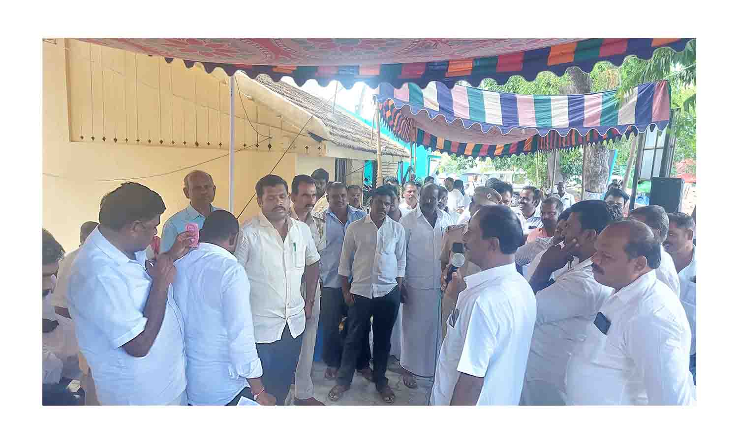 தருமபுரியில் நெடுஞ்சாலை ஓர புளியமரங்கள் ஏலம்: கூட்டணி போட்டு ஏலம் எடுத்த தி.மு.க.-அ.தி.மு.க. ஒப்பந்ததாரர்கள் தருமபுரியில் நெடுஞ்சாலை ஓர புளியமரங்கள் ஏலம்: கூட்டணி போட்டு ஏலம் எடுத்த தி.மு.க.-அ.தி.மு.க. ஒப்பந்ததாரர்கள்