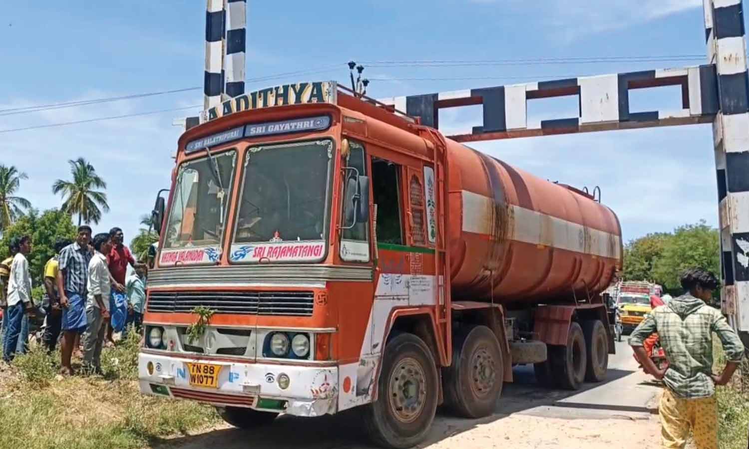 ரெயில்வே தடுப்பு கம்பியில் சிக்கிய லாரி ரெயில்வே தடுப்பு கம்பியில் சிக்கிய லாரி
