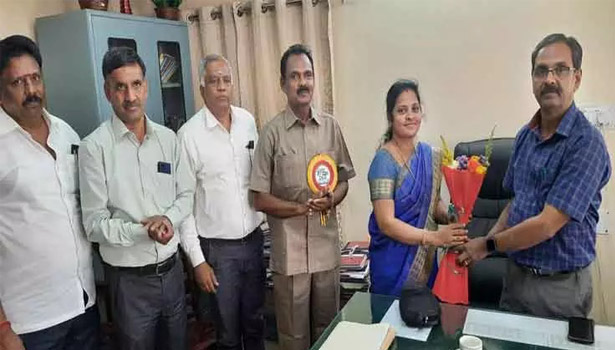 நீலகிரி மாவட்ட முதன்மை கல்வி அதிகாரி பொறுப்பேற்பு நீலகிரி மாவட்ட முதன்மை கல்வி அதிகாரி பொறுப்பேற்பு