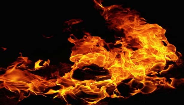 திருட்டு முயற்சியின் போது ஏ.டி.எம் எந்திரம் தீப்பிடித்து - ரூ3.8 லட்சம் பணம் சேதம் திருட்டு முயற்சியின் போது ஏ.டி.எம் எந்திரம் தீப்பிடித்து - ரூ3.8 லட்சம் பணம் சேதம்